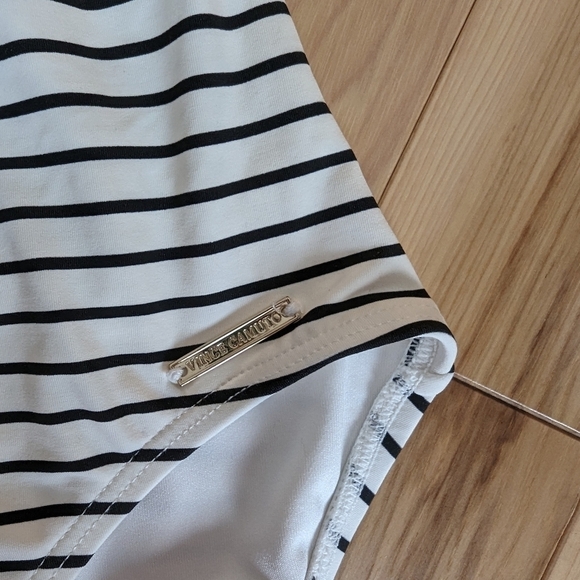 😊 Vince Camuto one piece black white striped swimsuit with ruffled straps sz 10 - Picture 4 of 9